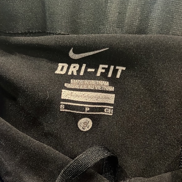 Nike dri fit shorts with hidden pockets and built in spandex - Picture 2 of 7